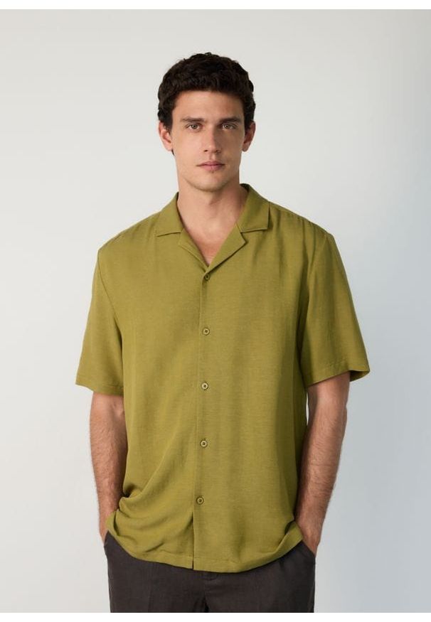 Reserved - Koszula regular z dodatkiem lnu - oliwkowy. Kolor: oliwkowy. Materiał: len