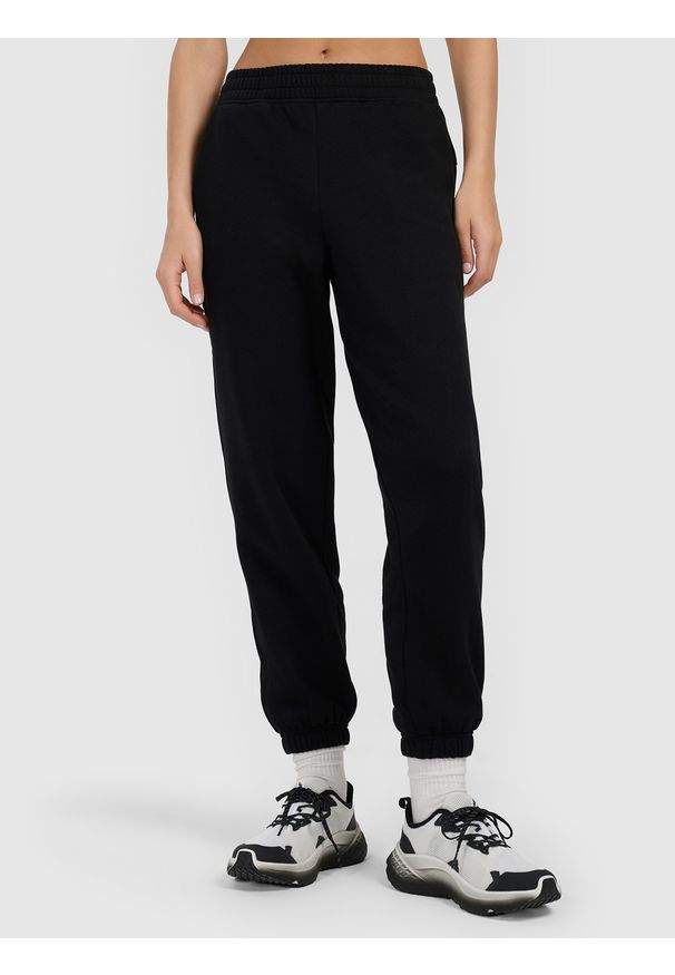 4f - 4F Spodnie dresowe joggery damskie - czarne XL. Stan: podwyższony. Kolor: czarny. Materiał: dresówka. Sport: fitness, turystyka piesza