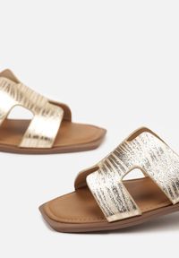 Renee - Złote Metaliczne Klapki z Geometrycznymi Wycięciami w Cholewce Salafira. Okazja: na co dzień. Kolor: złoty. Wzór: geometria. Obcas: na obcasie. Styl: casual. Wysokość obcasa: niski #4