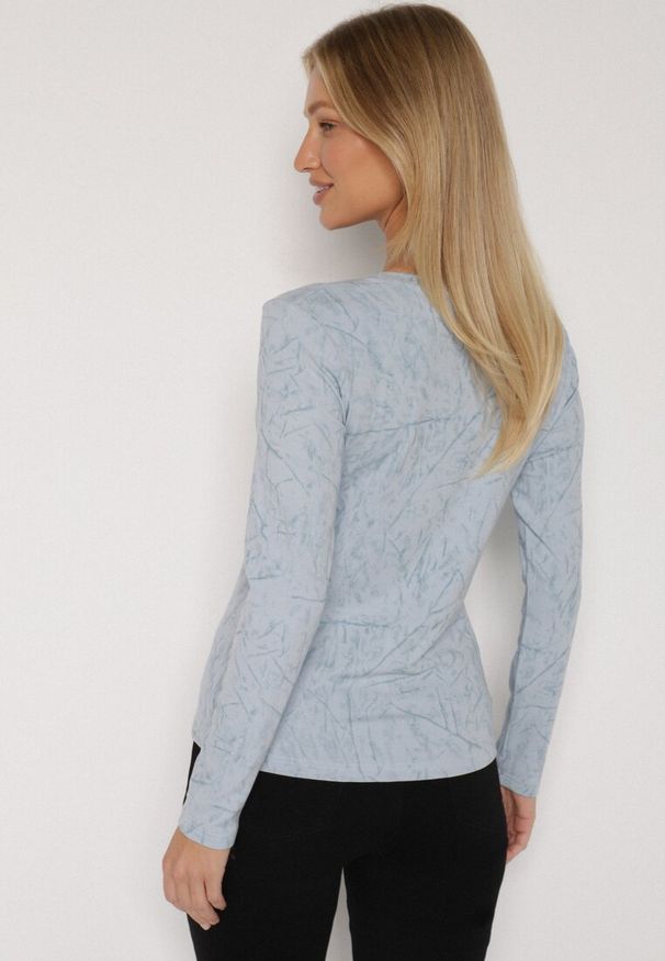 Born2be - Niebieska Bluzka Typu Longsleeve z Geometrycznym Wzorem Unila. Okazja: do pracy, na co dzień, na spotkanie biznesowe. Kolor: niebieski. Materiał: jeans. Długość rękawa: długi rękaw. Wzór: geometria. Styl: casual, biznesowy