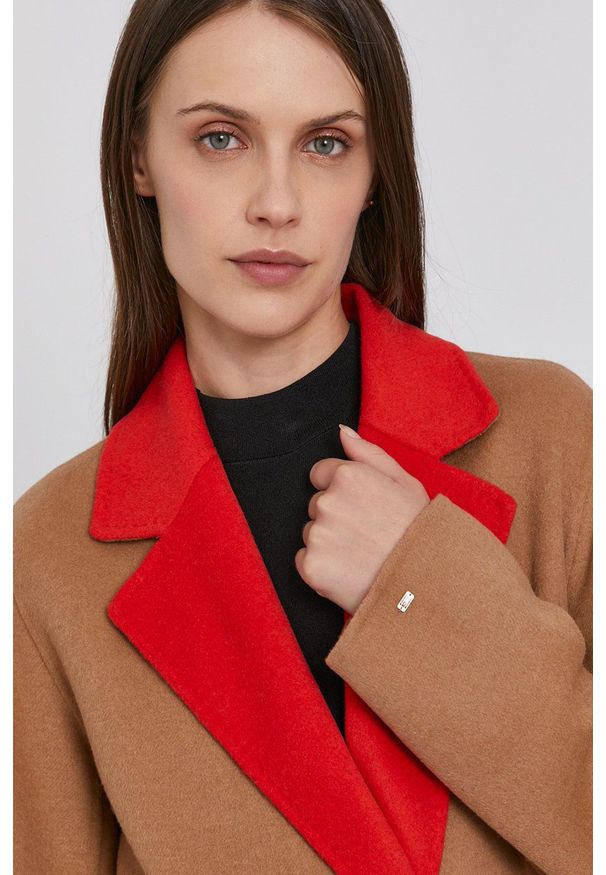 TOMMY HILFIGER - Tommy Hilfiger Płaszcz damski kolor brązowy przejściowy dwurzędowy. Okazja: na co dzień. Kolor: brązowy. Wzór: aplikacja. Styl: klasyczny, casual