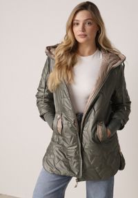 Born2be - Zielona Pikowana Kurtka Przejściowa z Kapturem i Bocznymi Suwakami Mado. Okazja: na co dzień. Typ kołnierza: kaptur. Kolor: zielony. Materiał: poliester, jeans. Styl: casual, klasyczny #1