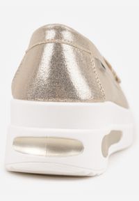 Renee - Złote Mokasyny z Ekozamszu na Platformie Ozdobione Paseczkiem Adrancia. Kolor: złoty. Materiał: zamsz. Wzór: aplikacja. Obcas: na platformie #9