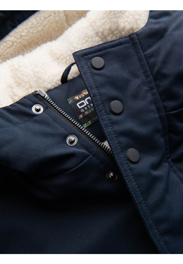 Ombre Clothing - Długa męska kurtka parka z kożuszkiem – granatowa V2 - Rozmiar: M. Typ kołnierza: kaptur. Kolor: niebieski. Materiał: guma, wełna, poliester, materiał, syntetyk. Długość: długie. Wzór: aplikacja. Styl: klasyczny