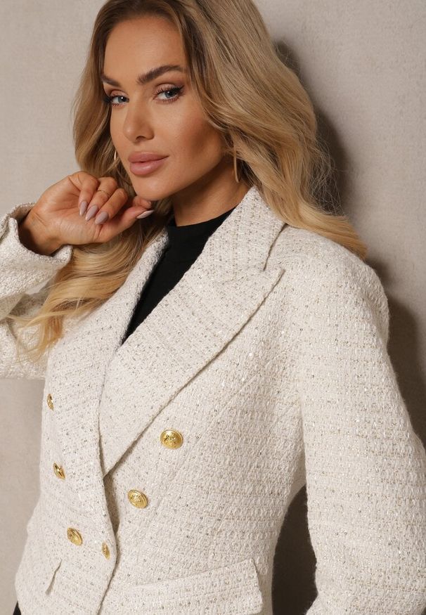 Renee - Jasnobeżowa Taliowana Marynarka Tweedowa o Dwurzędowym Kroju Zdobiona Imitacją Kieszeni Liovra. Okazja: na co dzień, na spotkanie biznesowe. Kolor: beżowy. Materiał: jedwab. Wzór: aplikacja. Styl: casual, elegancki, biznesowy