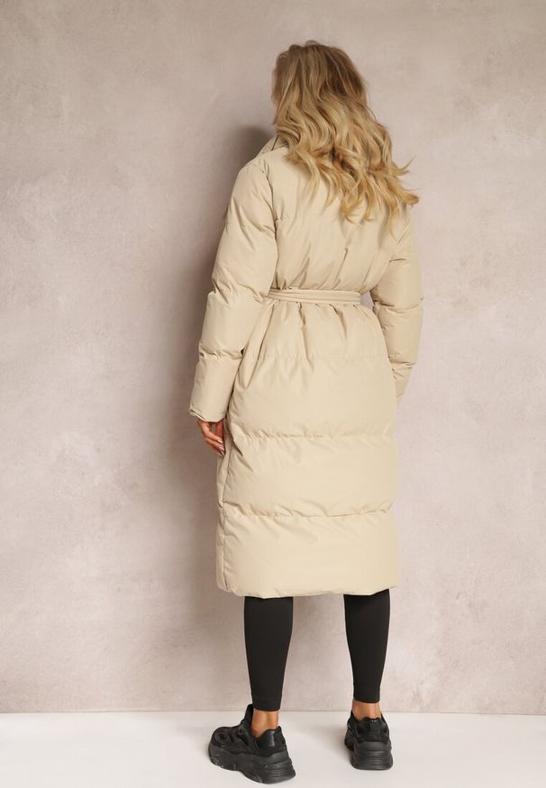 Renee - Beżowa Kurtka Płaszcz z Wysokim Kołnierzem Zapinana na Napy z Paskiem Luliriva. Okazja: na co dzień. Typ kołnierza: kołnierzyk stójkowy. Kolor: beżowy. Materiał: tkanina, jeans. Długość: długie. Wzór: gładki. Styl: casual, elegancki, klasyczny