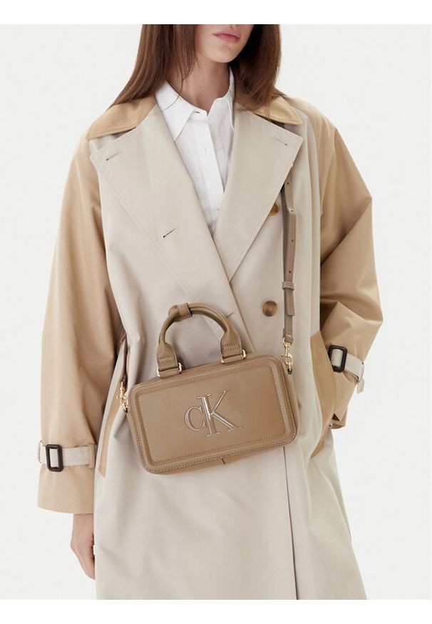 Calvin Klein Torebka Bold Ck Elongated Mini Tote LV04F3411G Beżowy. Kolor: beżowy. Materiał: skórzane