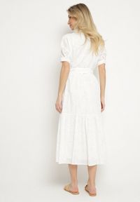 Born2be - Biała Bawełniana Sukienka Ażurowa o Koszulowym Kroju z Paskiem Divione. Okazja: na spacer, na co dzień. Kolor: biały. Materiał: bawełna. Wzór: ażurowy. Typ sukienki: koszulowe. Styl: klasyczny, casual, elegancki #6