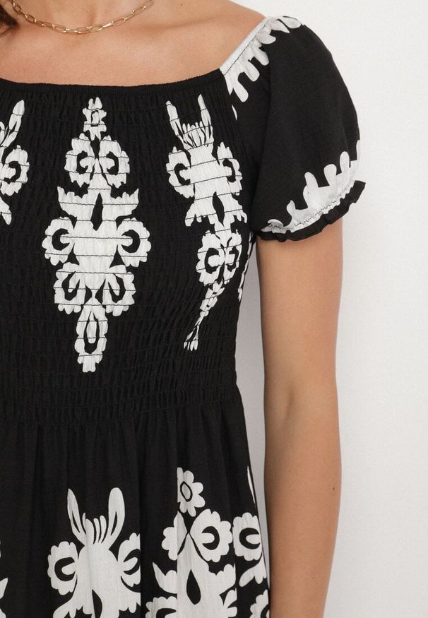 Born2be - Czarna Sukienka o Kroju Hiszpanki Zdobiona Orientalnym Wzorem Aravine. Okazja: na co dzień. Typ kołnierza: dekolt hiszpanka. Kolor: czarny. Materiał: jeans. Długość rękawa: krótki rękaw. Wzór: aplikacja. Sezon: lato. Styl: casual, elegancki