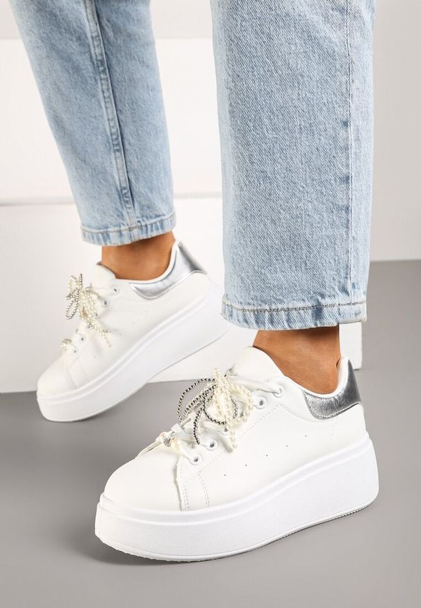 Renee - Biało-Srebrne Sneakersy na Platformie z Perełkami i Metalowymi Kuleczkami Selavia. Okazja: na co dzień. Kolor: biały. Materiał: jeans. Obcas: na platformie