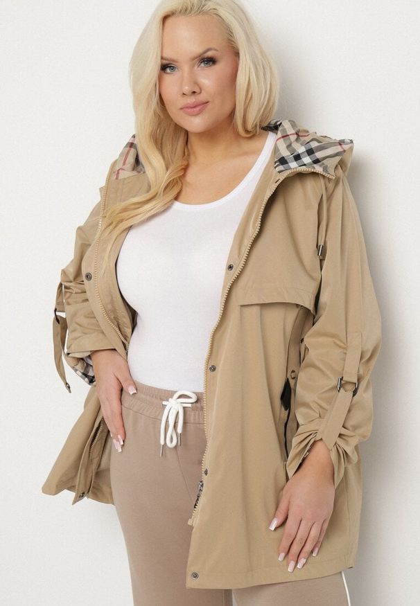 Born2be - Ciemnobeżowa Kurtka Parka z Kapturem i Kieszeniami Eradilla. Okazja: na co dzień, na spacer. Typ kołnierza: kaptur. Kolekcja: plus size. Kolor: beżowy. Długość rękawa: długi rękaw. Długość: długie. Wzór: aplikacja. Styl: elegancki, klasyczny, casual