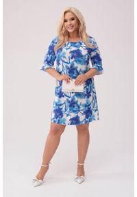 Moda Size Plus Iwanek - Trapezowa elegancka sukienka Ella - Błękitny Kwiat PLUS SIZE XXL OVERSIZE WIOSNA. Okazja: na co dzień, na imprezę. Kolekcja: plus size. Kolor: niebieski. Materiał: tkanina, poliester, elastan. Wzór: kwiaty. Sezon: wiosna. Typ sukienki: dla puszystych, trapezowe, oversize. Styl: elegancki