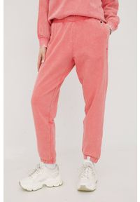 Champion spodnie dresowe damskie kolor różowy z aplikacją. Stan: podwyższony. Kolor: różowy. Materiał: dresówka. Wzór: aplikacja