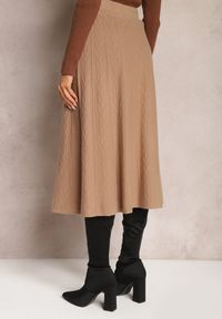 Renee - Beżowa Rozkloszowana Spódnica Midi ze Sweterkowego Tłoczonego Materiału i Gumką w Pasie Tuilera. Kolor: beżowy. Materiał: materiał #3