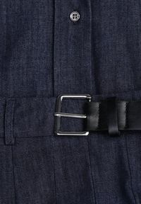 Renee - Granatowy Komplet z Bawełniano-Wiskozowej Imitacji Jeansu z Koszulą i Spódnicą z Paskiem Andaig. Kolor: niebieski. Materiał: jeans, wiskoza, bawełna #2