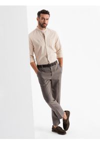 Ombre Clothing - Koszula męska lniana ze stójką i kieszenią REGULAR FIT – kremowa V3 - Rozmiar: M. Okazja: na co dzień. Typ kołnierza: kołnierzyk stójkowy. Kolor: kremowy. Materiał: len. Długość rękawa: długi rękaw. Długość: długie. Sezon: wiosna, lato. Styl: casual