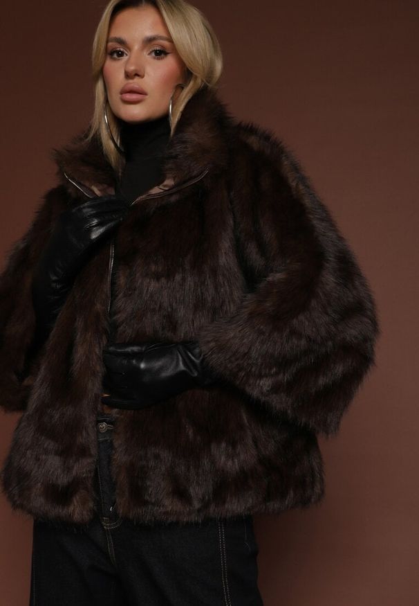 Renee - Brązowa Kurtka Futerko z Kołnierzem i Szerokimi Rękawami 3/4 Zapinana na Suwak Clauda. Kolor: brązowy. Materiał: futro