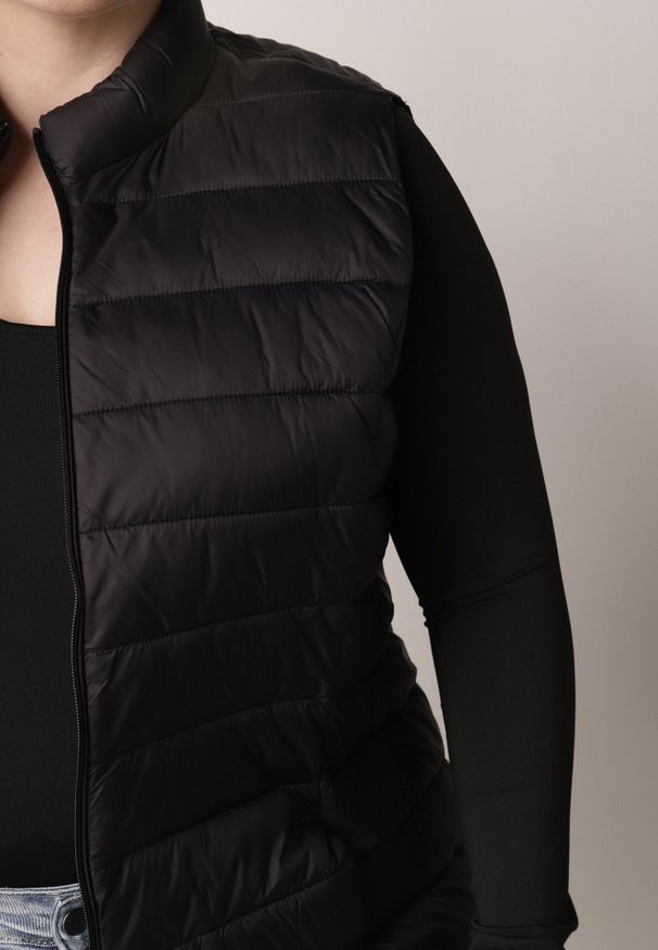 Born2be - Czarna Pikowana Kamizelka Przejściowa ze Stójką Edanwen. Typ kołnierza: kołnierzyk stójkowy. Kolekcja: plus size. Kolor: czarny. Materiał: jeans, nylon. Styl: klasyczny