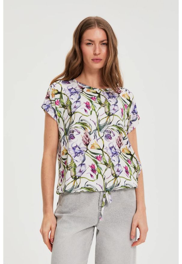 MOODO - Bluzka w kwiaty biała. Kolor: biały. Materiał: poliester, elastan. Wzór: kwiaty