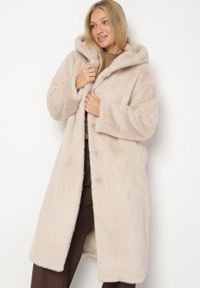 Born2be - Beżowy Płaszcz Pluszowy z Kapturem Zereta. Okazja: na co dzień, na imprezę. Typ kołnierza: kaptur. Kolor: beżowy. Materiał: jeans. Długość rękawa: długi rękaw. Długość: długie. Sezon: jesień, wiosna. Styl: casual, elegancki #6