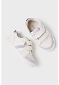 Mayoral buty dziecięce kolor biały. Nosek buta: okrągły. Zapięcie: rzepy. Kolor: biały. Materiał: guma