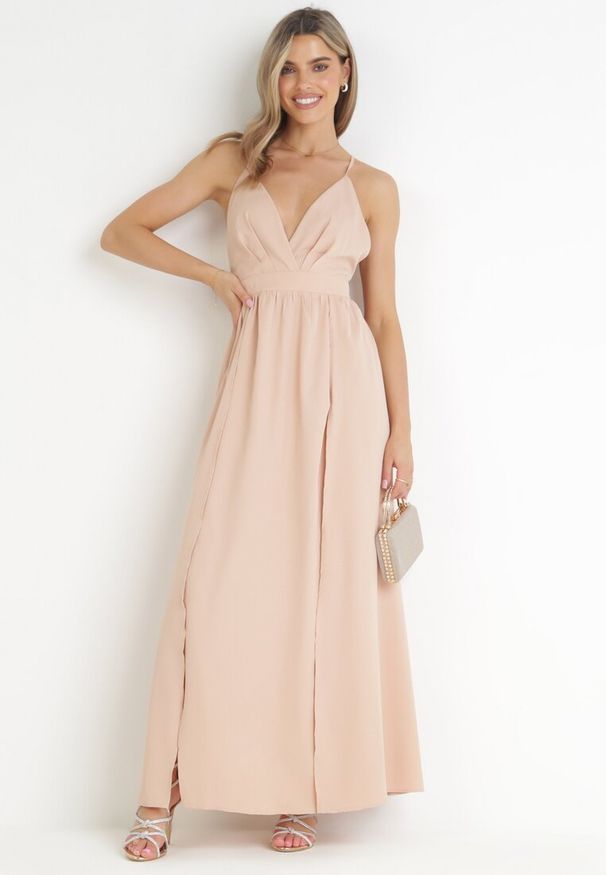 Born2be - Beżowa Maxi Sukienka na Ramiączkach o Rozkloszowanym Fasonie z Trójkątnym Dekoltem Juliane. Kolekcja: dla wysokich. Kolor: beżowy. Długość rękawa: na ramiączkach. Typ sukienki: rozkloszowane. Styl: elegancki. Długość: maxi