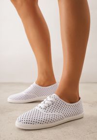 Born2be - Białe Tenisówki w Kropki przed Kostkę Renormia. Wysokość cholewki: przed kostkę. Kolor: biały. Wzór: kropki #1