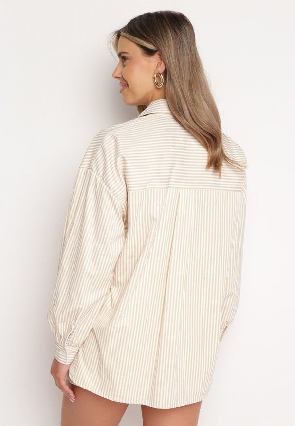 Born2be - Beżowa Koszula Zapinana na Guziki z Kieszonką Uloedri. Okazja: na spotkanie biznesowe, na co dzień. Kolekcja: plus size. Kolor: beżowy. Materiał: jeans. Długość rękawa: długi rękaw. Długość: długie. Styl: biznesowy, klasyczny, casual