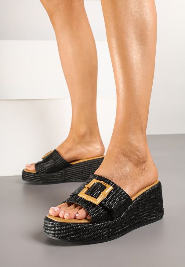 Born2be - Czarne Klapki na Koturnie z Ozdobną Klamrą i Plecionką Deladira. Okazja: na co dzień. Kolor: czarny. Sezon: lato. Obcas: na koturnie. Styl: casual, elegancki