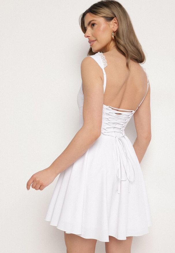 Born2be - Biała Rozkloszowana Sukienka Vices w Rustykalnym Stylu z Wiązaniem Gorsetowym Foliora. Okazja: na co dzień. Typ kołnierza: dekolt gorset. Kolor: biały. Długość rękawa: na ramiączkach. Typ sukienki: gorsetowe. Styl: klasyczny, casual, elegancki