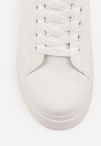 Renee - Biało-Czarne Basicowe Sneakersy na Platformie Tiaeliana. Okazja: na co dzień. Kolor: biały. Materiał: jeans. Wzór: aplikacja. Obcas: na platformie #7
