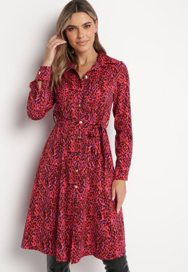 Born2be - Czerwona Sukienka Koszulowa Wiązana w Pasie Macedonia. Kolor: czerwony. Materiał: materiał. Długość rękawa: długi rękaw. Wzór: nadruk. Typ sukienki: koszulowe. Styl: elegancki. Długość: midi