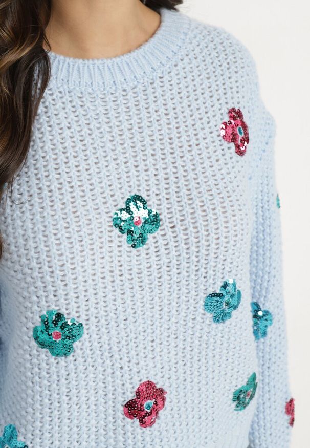 Born2be - Jasnoniebieski Sweter z Tłoczonej Dzianiny z Wiskozą Zdobiony Cekinowymi Kwiatami Edamara. Okazja: na co dzień. Kolor: niebieski. Materiał: dzianina, wiskoza. Długość rękawa: długi rękaw. Długość: długie. Wzór: aplikacja, kwiaty. Styl: wizytowy, klasyczny, casual