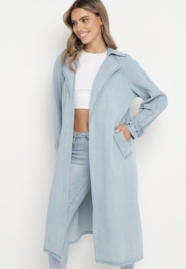 Born2be - Niebieski Jeansowy Płaszcz za Kolano z Paskiem ze Sprzączką Sumiorre. Okazja: na co dzień. Kolor: niebieski. Materiał: jeans. Długość rękawa: długi rękaw. Długość: długie. Styl: wizytowy, klasyczny, elegancki, casual