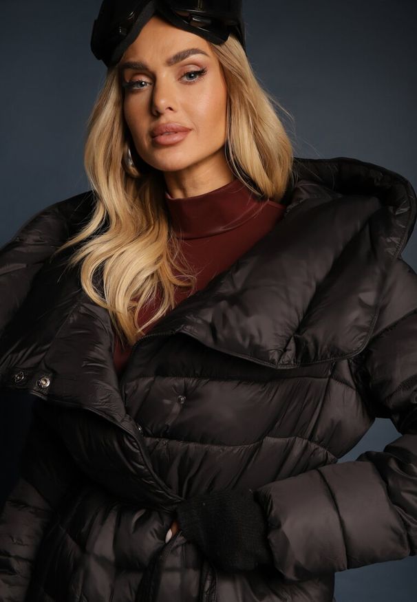 Renee - Czarna Kurtka Płaszcz z Szerokim Kołnierzem i Kapturem Wiązana w Pasie Lilave. Kolor: czarny. Sezon: zima. Styl: elegancki