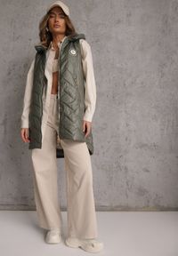 Renee - Zielona Długa Pikowana Kamizelka z Kapturem i Ozdobną Naszywką Mentape. Typ kołnierza: kaptur. Kolor: zielony. Długość: długie. Wzór: aplikacja. Styl: sportowy #6