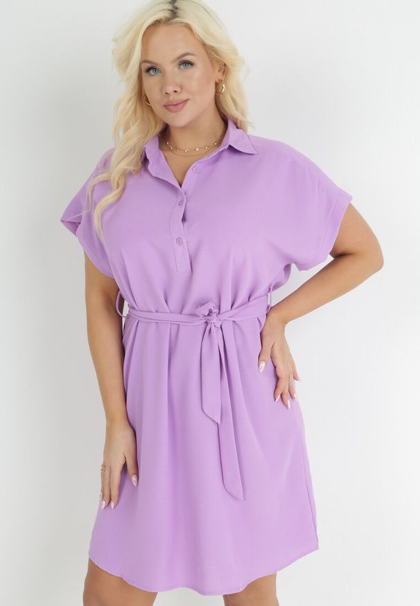 Born2be - Fioletowa Koszulowa Sukienka z Krótkim Rękawem i Wiązaniem w Pasie Mistie. Kolekcja: plus size. Kolor: fioletowy. Materiał: materiał. Długość rękawa: krótki rękaw. Wzór: gładki. Sezon: lato, wiosna. Typ sukienki: koszulowe. Długość: midi