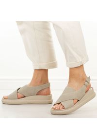 Beżowe skórzane sandały damskie T.Sokolski 493. Okazja: na co dzień. Kolor: beżowy. Materiał: skóra, zamsz. Sezon: wiosna, lato. Obcas: na platformie. Styl: casual #1