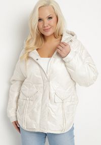 Born2be - Biała Kurtka Pikowana z Kapturem i Kieszeniami o Pudełkowym Kroju Eravinna. Okazja: na spacer. Typ kołnierza: kaptur. Kolekcja: plus size. Kolor: biały. Długość rękawa: długi rękaw. Długość: długie. Wzór: aplikacja #7