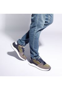 Wittchen - Męskie sneakersy z odblaskową wstawką zielono-szare. Okazja: na co dzień. Nosek buta: okrągły. Kolor: zielony, szary, wielokolorowy. Materiał: zamsz, skóra #3