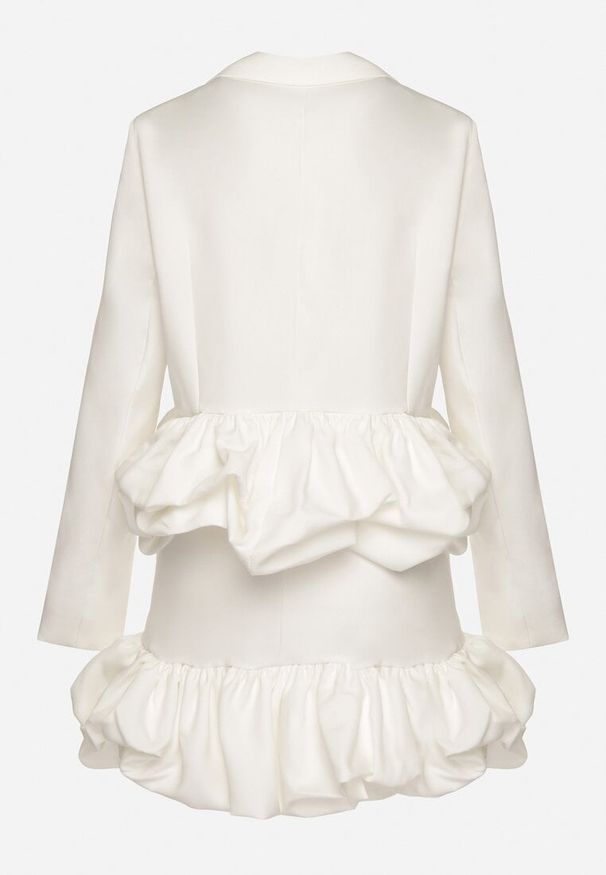 Born2be - Biały Komplet Garniturowy Zdobiony Falbanami Marynarka i Spódnico-Spodenki Voelia. Kolor: biały. Wzór: aplikacja