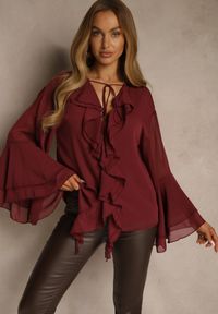 Renee - Bordowa Rustykalna Bluzka Zdobiona Falbankami i Wiązaniem przy Dekolcie Nerianna. Okazja: na co dzień. Typ kołnierza: kołnierz z falbankami. Kolor: czerwony. Materiał: tkanina. Wzór: aplikacja. Styl: casual #1