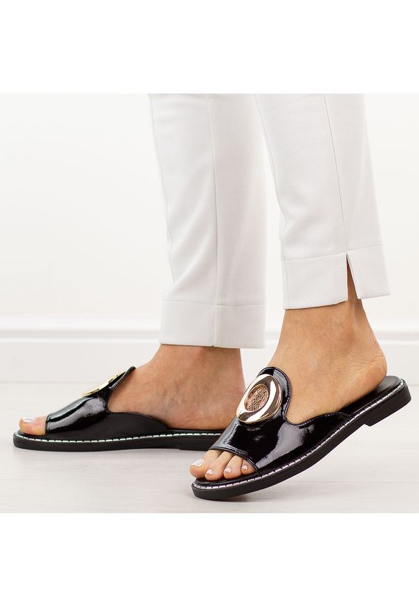 Czarne klapki damskie M.Daszyński 2266-5. Okazja: na imprezę. Nosek buta: okrągły. Kolor: czarny. Materiał: skóra. Wzór: aplikacja. Sezon: lato. Styl: elegancki, klasyczny