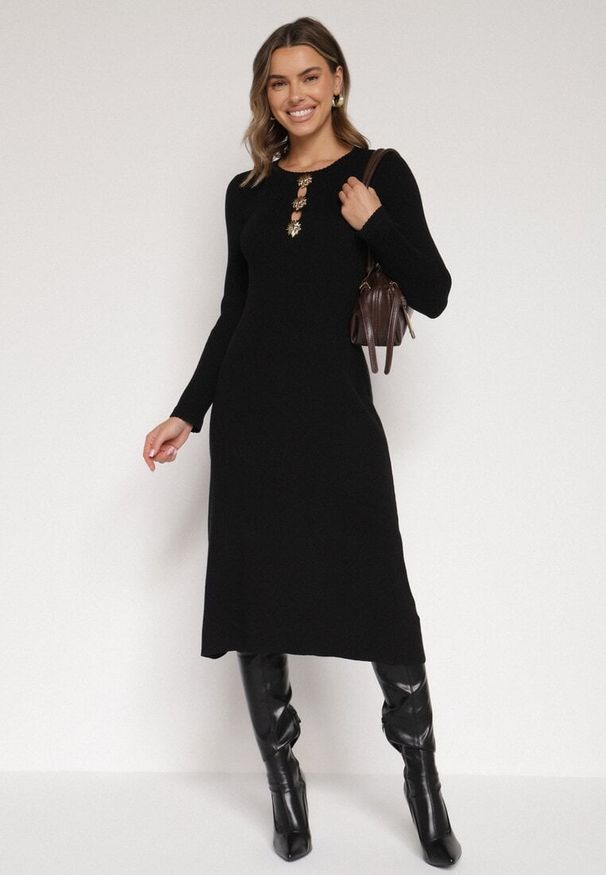 Born2be - Czarna Dopasowana Sukienka z Prążkowanej Dzianiny z Wiskozą z Aplikacjami Tusmana. Kolor: czarny. Materiał: prążkowany, wiskoza, dzianina. Wzór: aplikacja. Styl: elegancki
