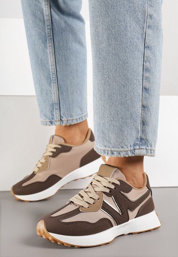 Renee - Brązowe Płaskie Sneakersy Ozdobione Geometrycznym Wzorem Rividi. Nosek buta: okrągły. Zapięcie: sznurówki. Kolor: brązowy. Wzór: aplikacja, geometria. Obcas: na obcasie. Wysokość obcasa: niski