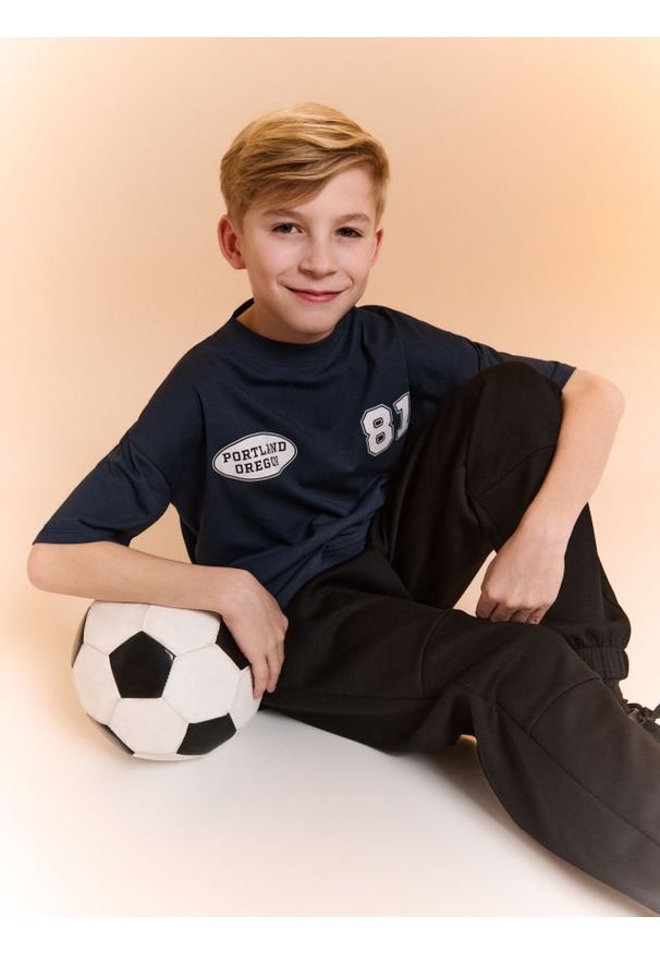 Sinsay - Spodnie dresowe loose - czarny. Kolor: czarny. Materiał: dresówka