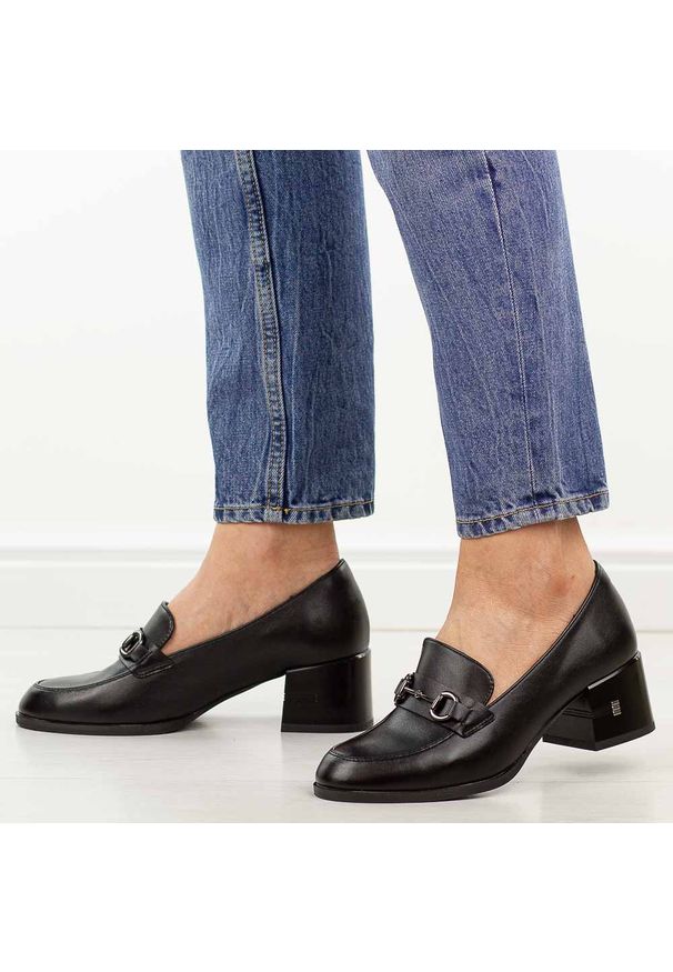 Czarne skórzane mokasyny damskie na obcasie Vinceza 18116. Okazja: na co dzień. Nosek buta: okrągły. Kolor: czarny. Szerokość cholewki: normalna. Wzór: aplikacja. Materiał: skóra. Sezon: wiosna, lato, jesień. Obcas: na obcasie. Styl: casual, klasyczny, elegancki. Wysokość obcasa: średni