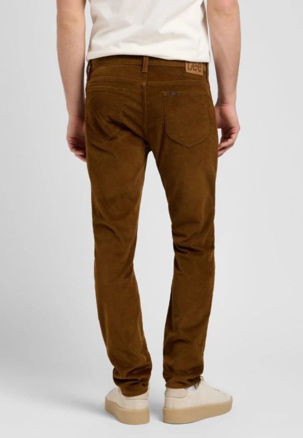 Lee - MESKIE SPODNIE SZTRUKSOWE LEE RIDER QUAIL BROWN 112370640. Materiał: sztruks