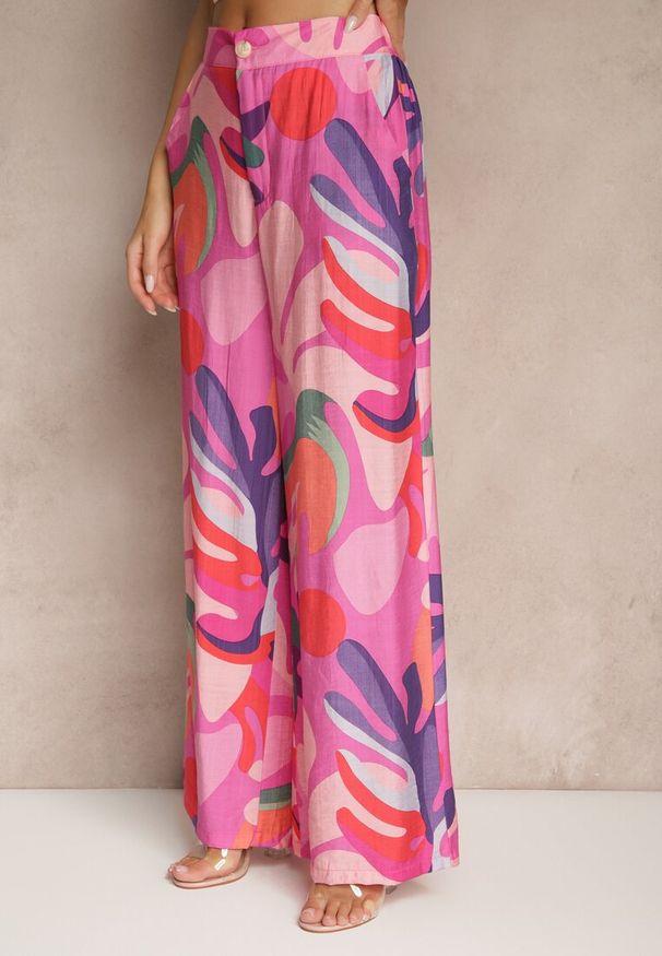 Renee - Fuksjowe Spodnie z Wiskozy o Szerokim Kroju High Waist ze Wzorem Liści Ralimia. Okazja: na randkę, na spacer. Stan: podwyższony. Kolor: różowy. Materiał: wiskoza. Styl: klasyczny, elegancki