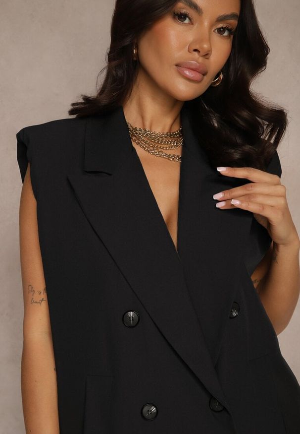 Renee - Czarna Kamizelka Garniturowa o Dwurzędowym Kroju z Gąbkami w Ramionach Lanethea. Okazja: na co dzień, na spotkanie biznesowe. Kolor: czarny. Materiał: jeans. Styl: biznesowy, elegancki, casual